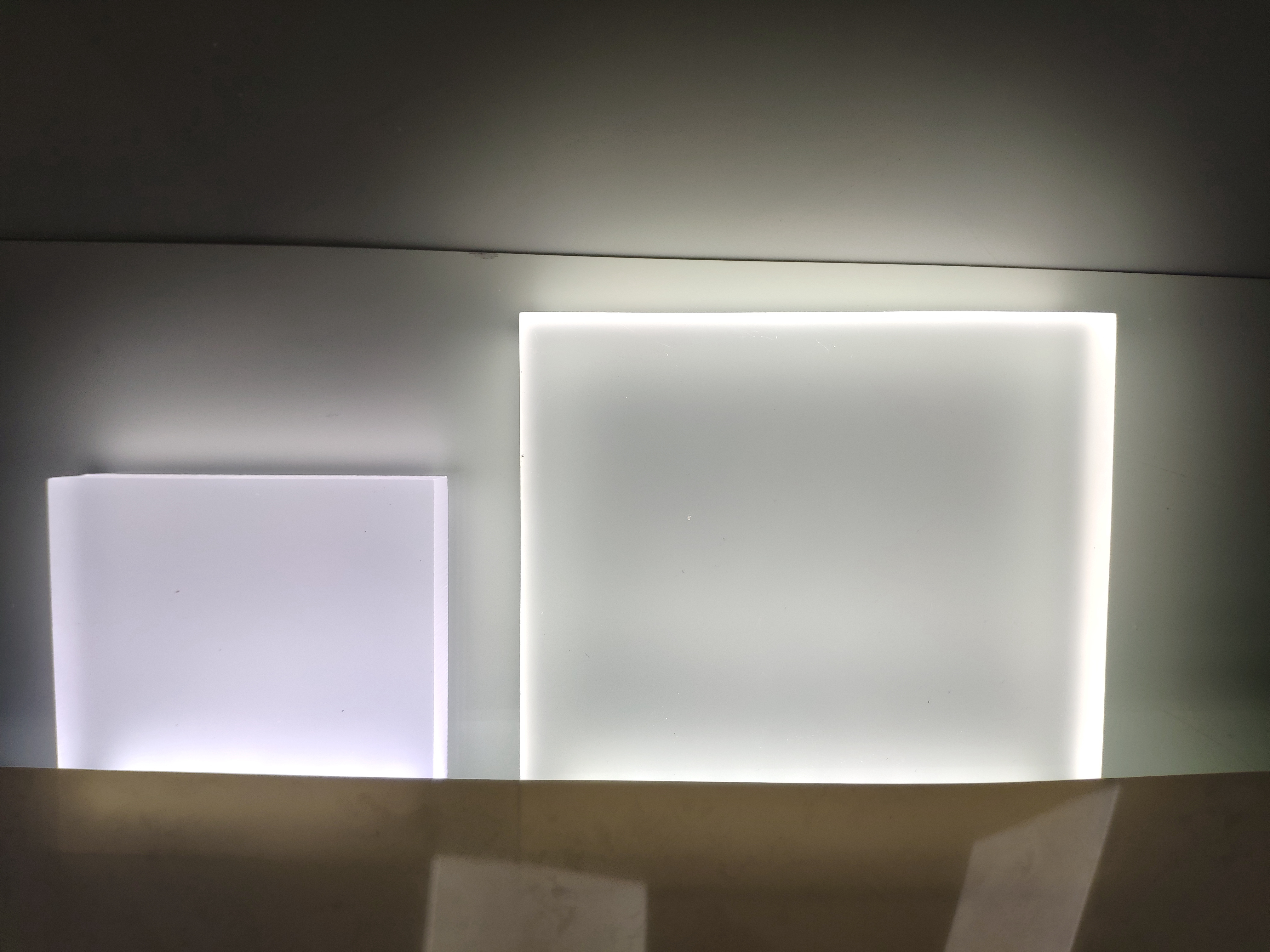 edge-lit acrylic sheet for shelves